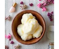 Des ingrédients naturels comme des fleurs séchées, des huiles végétales et des ustensiles pour la cosmétique maison.