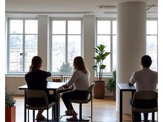 Des employés pratiquant le yoga dans un bureau moderne, montrant la flexibilité des programmes