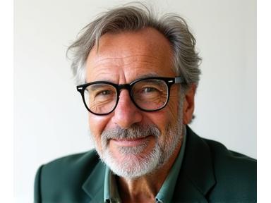 Portrait de Marc Bernard, formateur de yoga spécialisé en anatomie, illustrant sa sagesse et sa profonde connaissance.