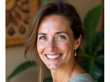 Portrait de Sophie Dubois, formatrice principale de yoga, souriante et sereine.